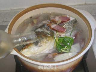 冻豆腐腊肉炖鲢鱼头的做法步骤:8