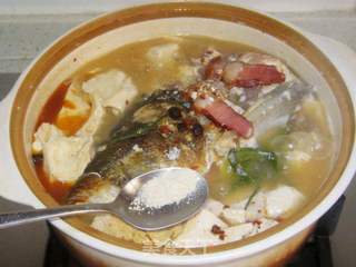 冻豆腐腊肉炖鲢鱼头的做法步骤:11