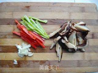 香菇炒豆芽的做法步骤：2