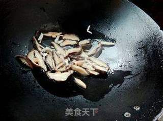 香菇炒豆芽的做法步骤:4