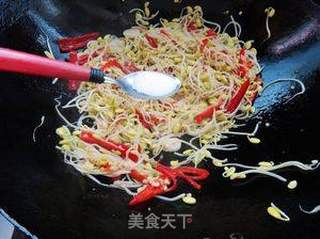 米饭的杀手——泡椒炒豆芽的做法步骤:6