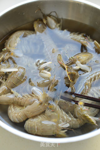 白灼虾虎的做法步骤:2