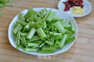 炝炒菠菜梗的做法步骤:2