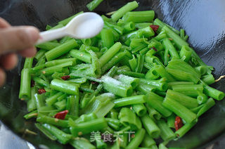 炝炒菠菜梗的做法步骤:7