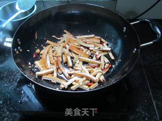 熏豆腐炒肉的做法步骤：3