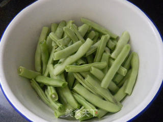 揽菜肉丝炒扁豆的做法步骤：2