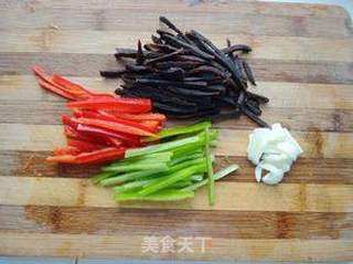 大头菜炒金针菇的做法步骤:2