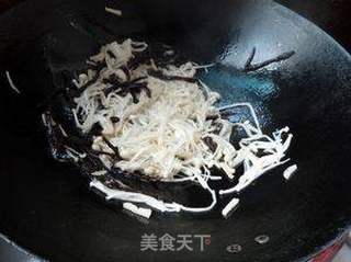 大头菜炒金针菇的做法步骤:5