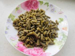 酸豆角炒虾米的做法步骤:3