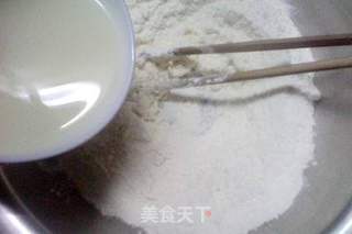 韭菜鸡蛋馅饼的做法步骤:2