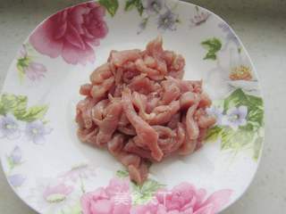毛芹木耳肉打卤面的做法步骤:2
