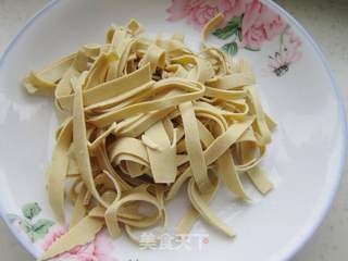 毛芹木耳肉打卤面的做法步骤:5