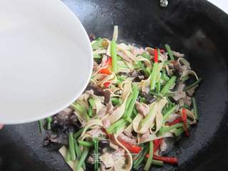 毛芹木耳肉打卤面的做法步骤:10
