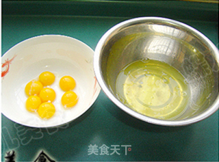 黑芝麻戚风蛋糕的做法步骤:2