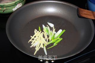 葱姜鳕鱼豆腐煲的做法步骤:4