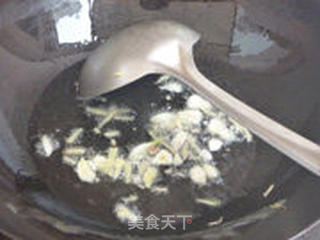 蒜苗胡萝卜焖面的做法步骤:4