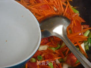 蒜苗胡萝卜焖面的做法步骤:7