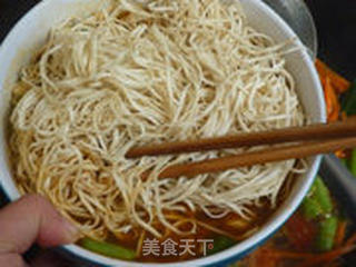 蒜苗胡萝卜焖面的做法步骤:9
