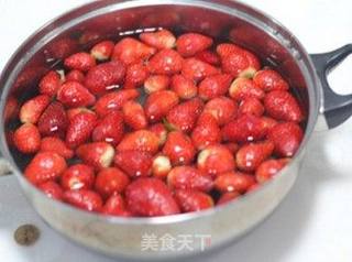 娇艳健康的罐头自己做,绝对视觉系——糖水草莓的做法步骤:3