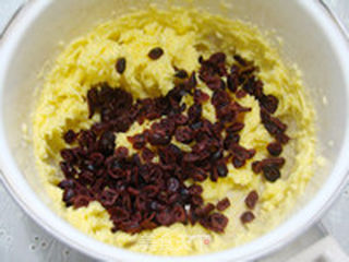 【抹茶蔓越莓饼干】忽觉青红入眼来的做法步骤:5