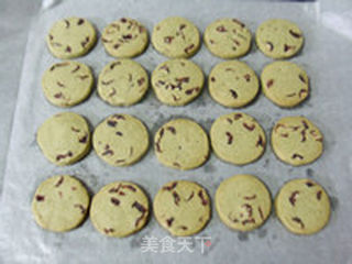 【抹茶蔓越莓饼干】忽觉青红入眼来的做法步骤:12
