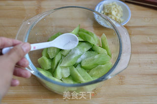 凉拌炸猪皮的做法步骤:7