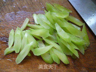 开洋茭白炒莴笋的做法步骤：7