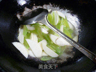 开洋茭白炒莴笋的做法步骤：11