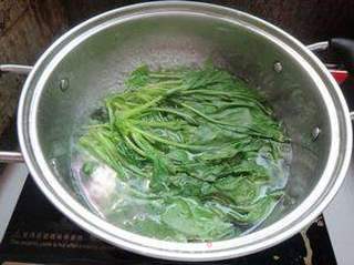 为肌肤钟爱一生——炸猪皮拌菠菜的做法步骤:3