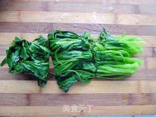 为肌肤钟爱一生——炸猪皮拌菠菜的做法步骤:4