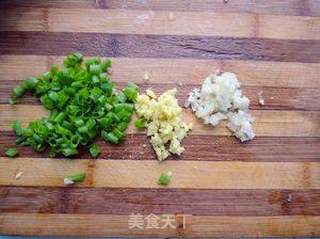 为肌肤钟爱一生——炸猪皮拌菠菜的做法步骤:5