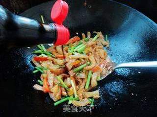 韭菜苔炒猪皮的做法步骤:8