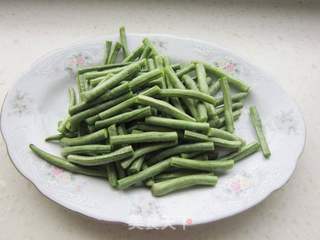 豇豆炒腊肉的做法步骤:2