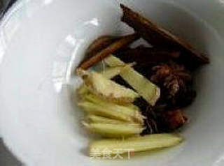 〖竹笋焖五花肉〗的做法步骤:2