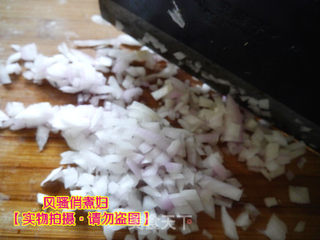 灌汤小笼包 详细图解猪肉大葱酱香小肉包的做法步骤:2