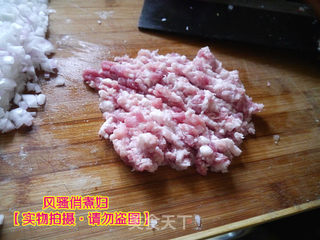 灌汤小笼包 详细图解猪肉大葱酱香小肉包的做法步骤:3