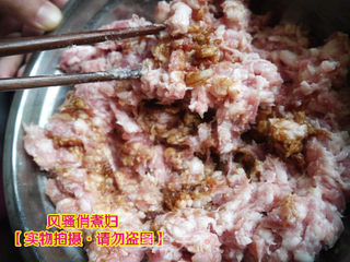 灌汤小笼包 详细图解猪肉大葱酱香小肉包的做法步骤:6