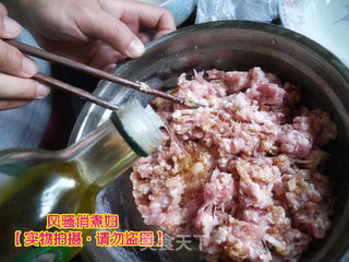 灌汤小笼包 详细图解猪肉大葱酱香小肉包的做法步骤:7