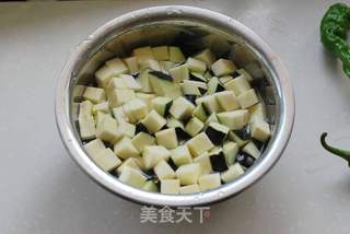 茄子最好吃的一种做法【西红柿尖椒炒茄子】的做法步骤:2