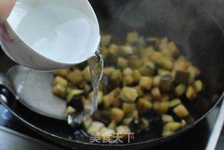 茄子最好吃的一种做法【西红柿尖椒炒茄子】的做法步骤：7