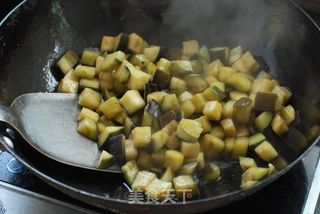 茄子最好吃的一种做法【西红柿尖椒炒茄子】的做法步骤:5