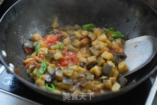 茄子最好吃的一种做法【西红柿尖椒炒茄子】的做法步骤：12