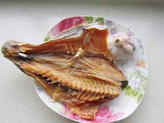 凉拌腊鱼的做法步骤：1