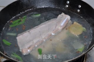 春笋回锅肉的做法步骤：2