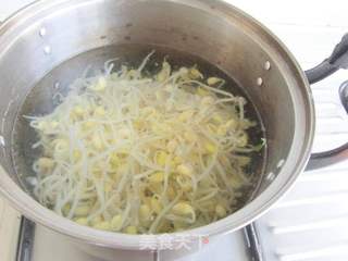 家常凉拌黄豆芽的做法步骤：2