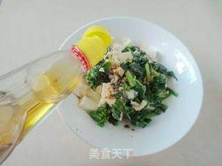 夏日清爽小菜来开胃——芹叶拌豆腐的做法步骤：7