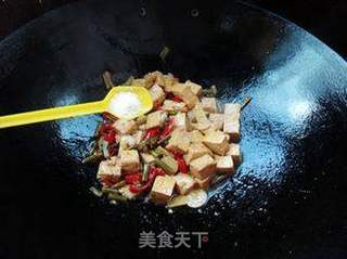 咸蒜苔烧豆腐的做法步骤:7