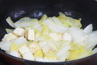 白菜炖豆腐的做法步骤：7