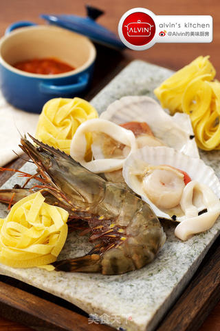 茄汁海鲜宽面的做法步骤：1