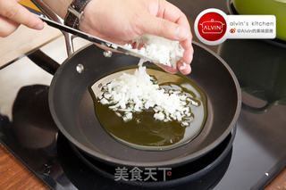 茄汁海鲜宽面的做法步骤:2